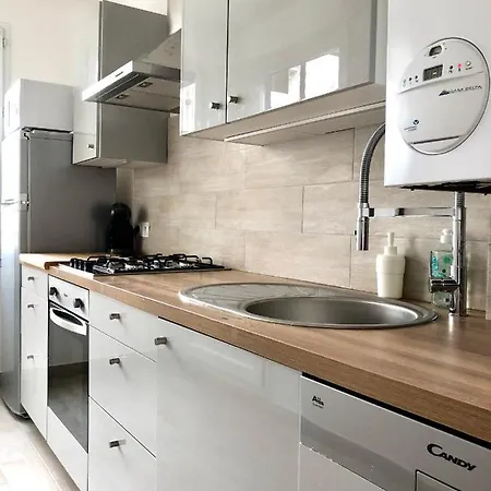 Cosy Flat, All Is Within Working Distance *
